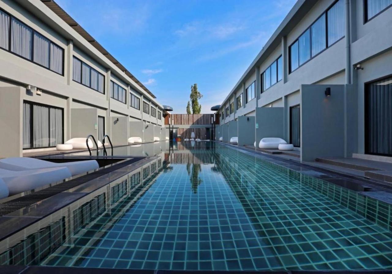 S Ratchada Leisure Hotel - Sha Plus Bangkok Exteriér fotografie The swimming pool at the hotel