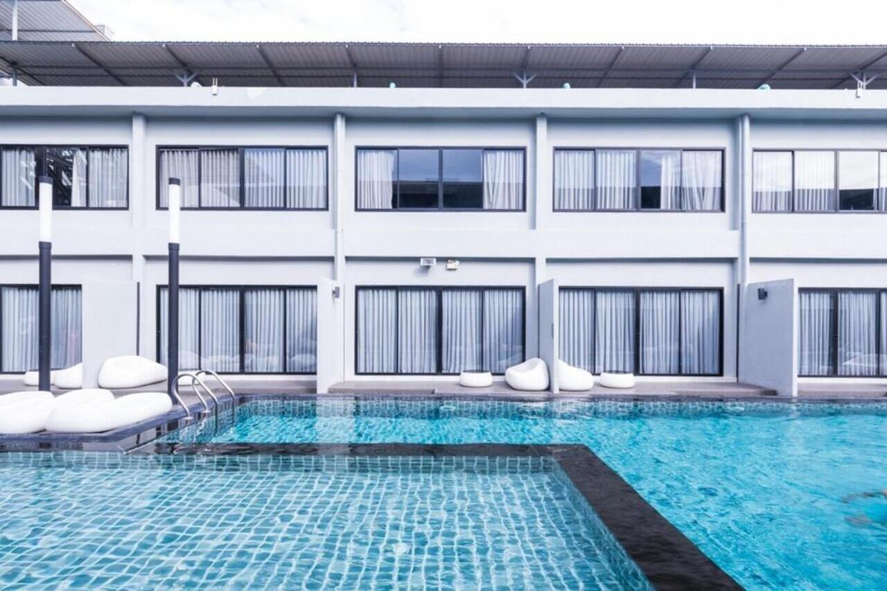 S Ratchada Leisure Hotel - Sha Plus Bangkok Exteriér fotografie The swimming pool at the hotel
