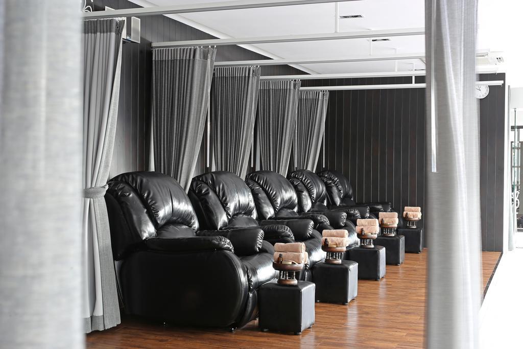 S Ratchada Leisure Hotel - Sha Plus Bangkok Exteriér fotografie A foot massage parlor in Taiwan