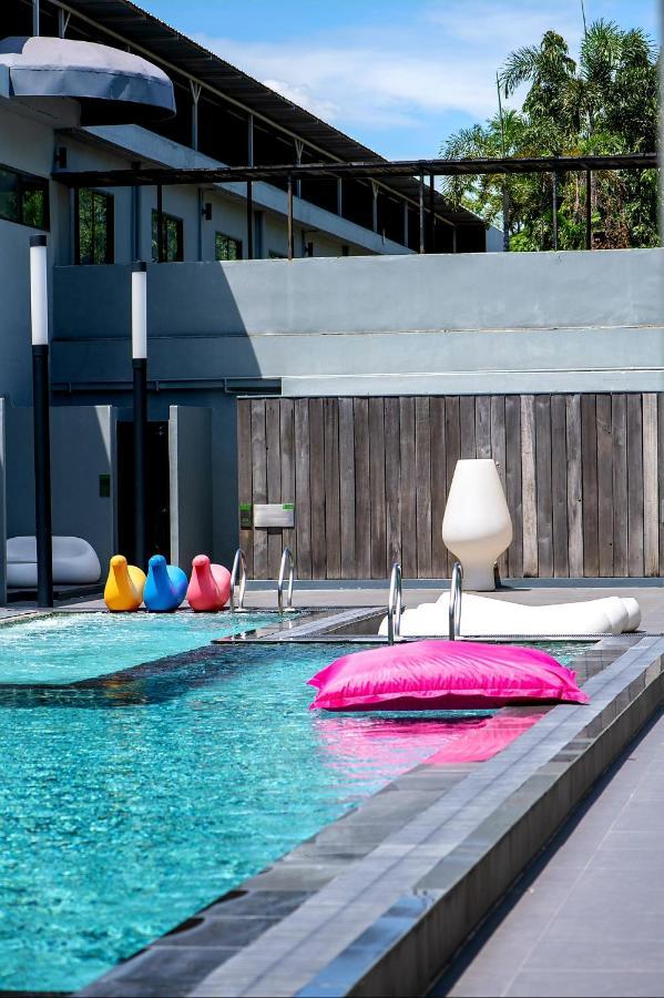 S Ratchada Leisure Hotel - Sha Plus Bangkok Exteriér fotografie The pool at the hotel