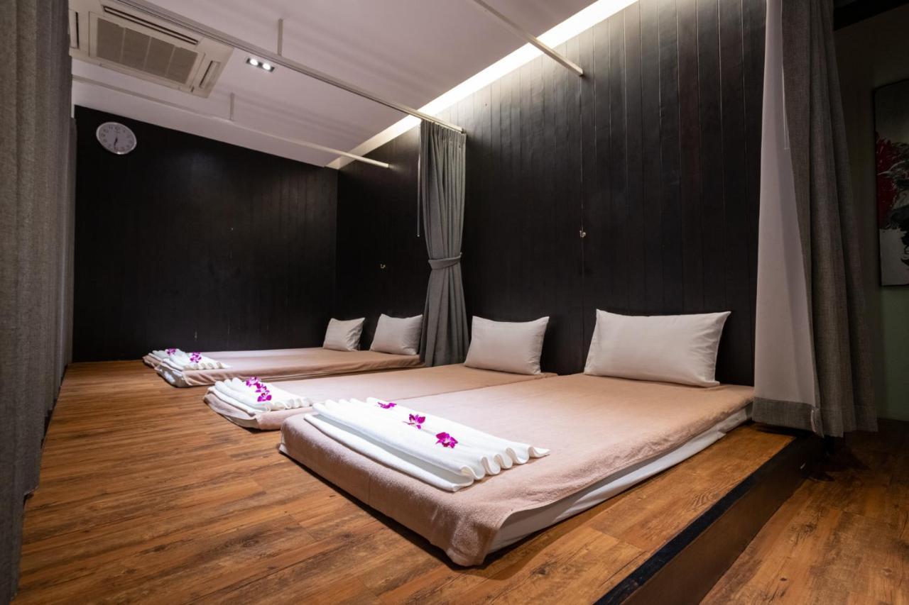 S Ratchada Leisure Hotel - Sha Plus Bangkok Exteriér fotografie Thai massage room