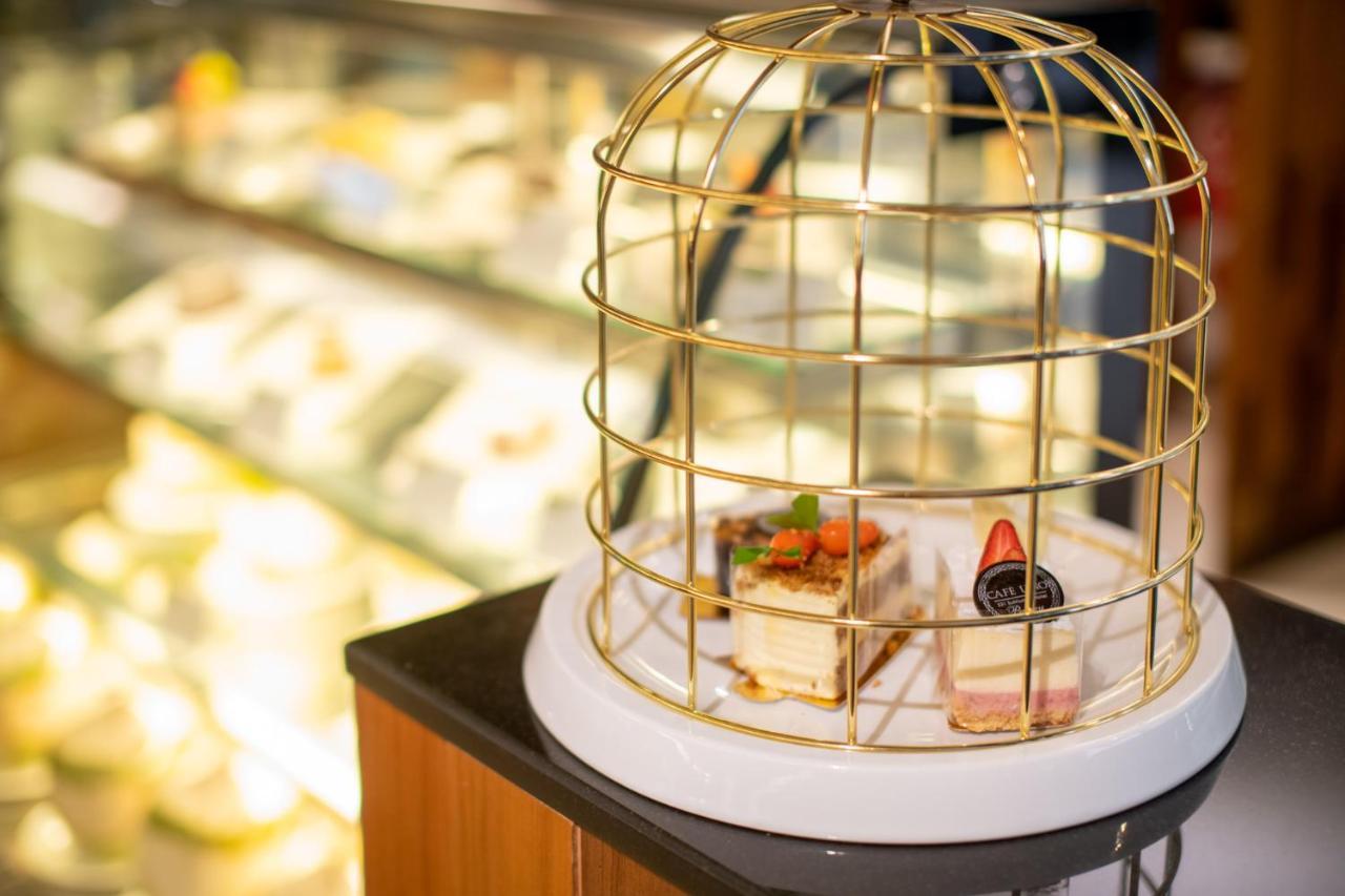 S Ratchada Leisure Hotel - Sha Plus Bangkok Exteriér fotografie A birdcage cake stand