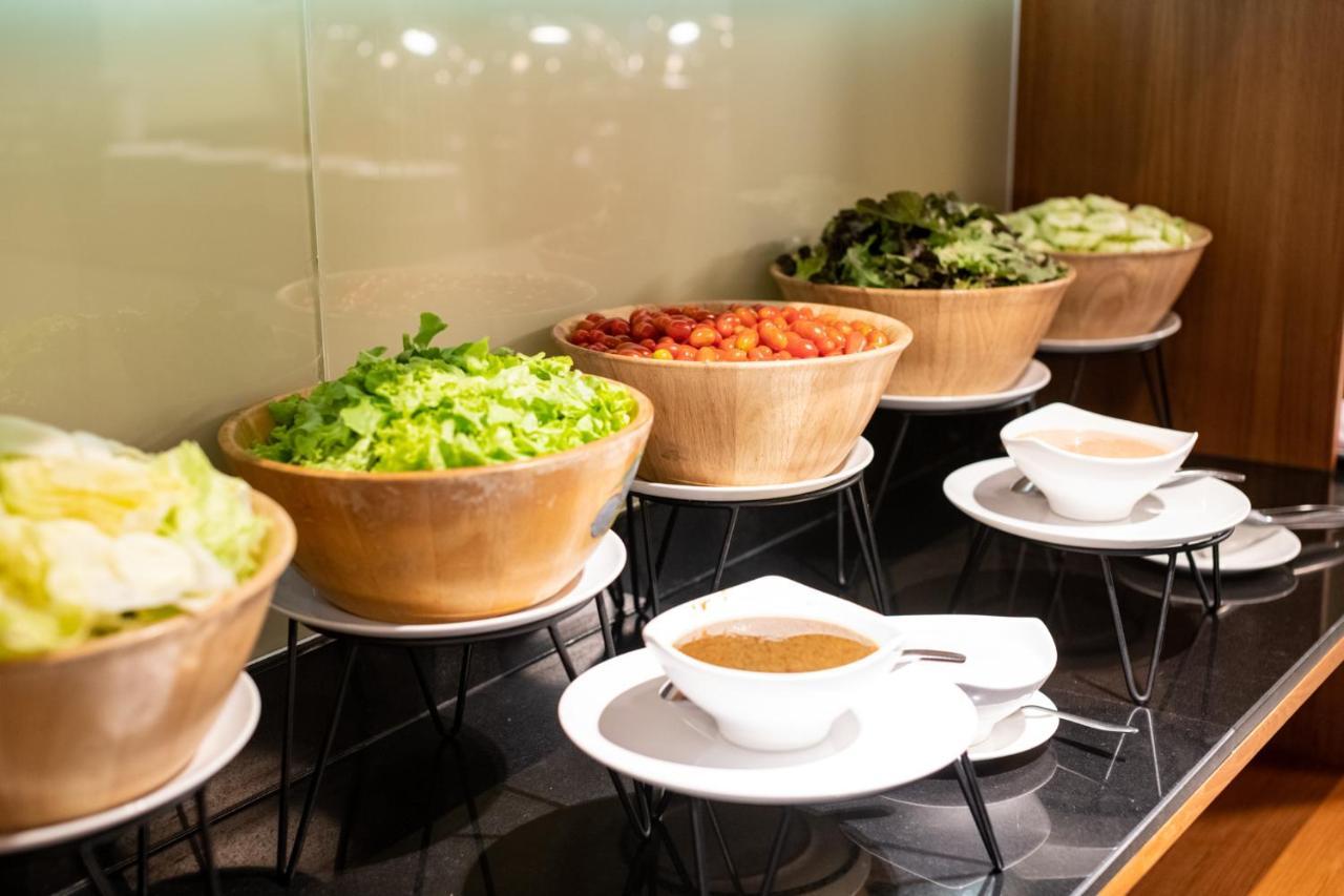 S Ratchada Leisure Hotel - Sha Plus Bangkok Exteriér fotografie A salad bar