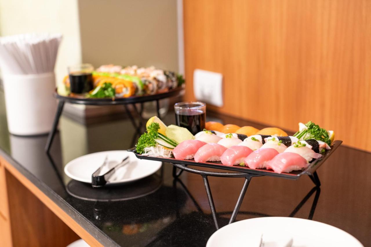 S Ratchada Leisure Hotel - Sha Plus Bangkok Exteriér fotografie Sushi at a buffet