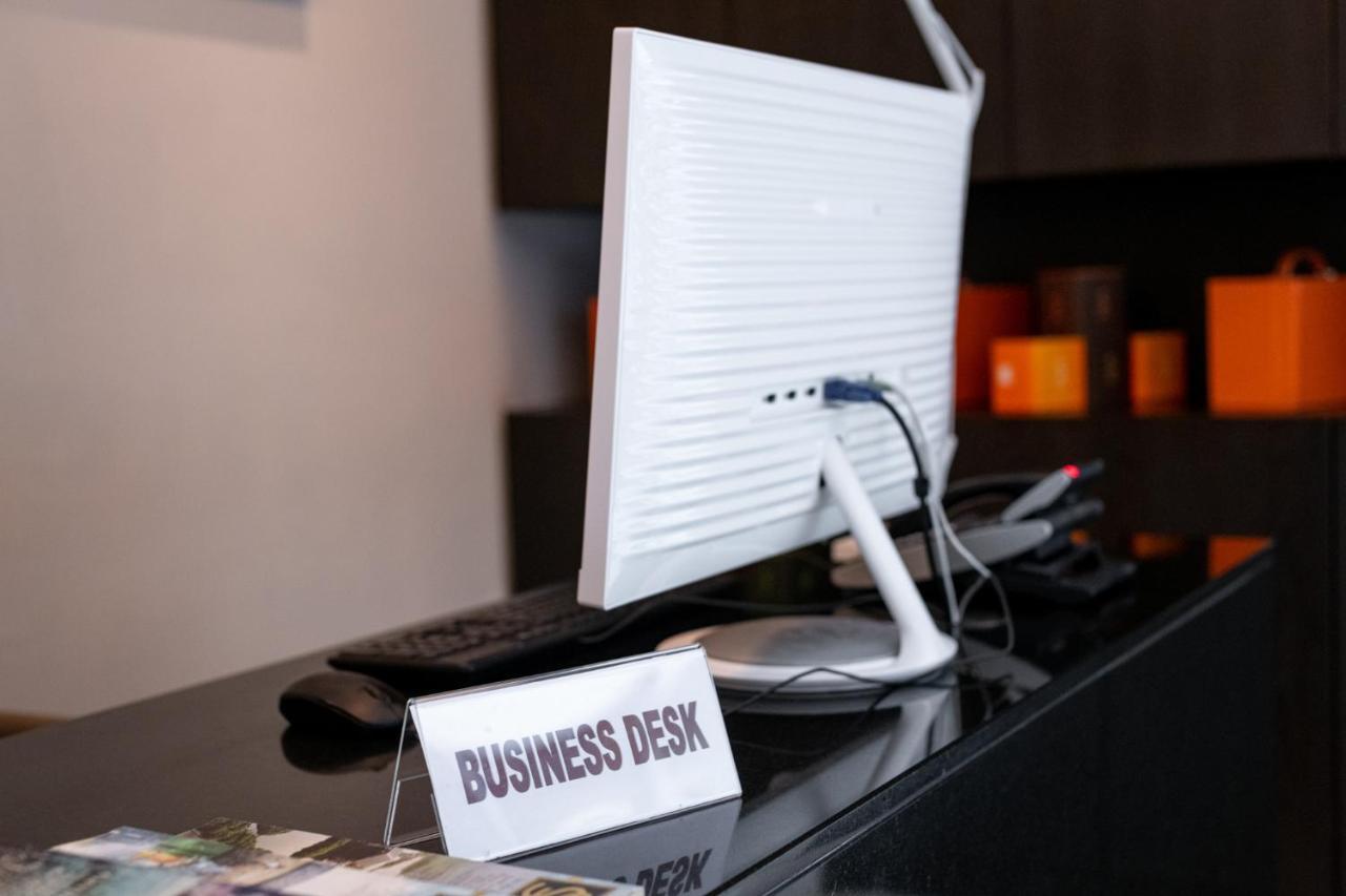 S Ratchada Leisure Hotel - Sha Plus Bangkok Exteriér fotografie A business desk at a hotel