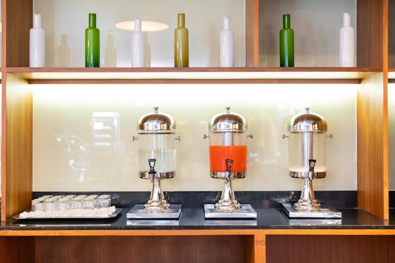 S Ratchada Leisure Hotel - Sha Plus Bangkok Exteriér fotografie Juice dispensers
